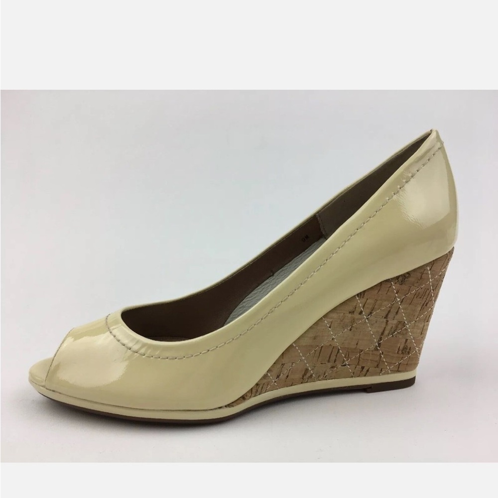 NWT Vaneli Phebe Ice Fodervern Patent/Ice Quilted Cork Peep Toe Heels. Size 8.5 - Picture 7 of 7